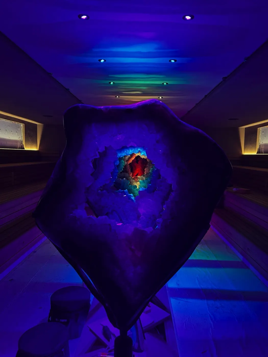 Illuminated amethyst in the Amethisten Sauna